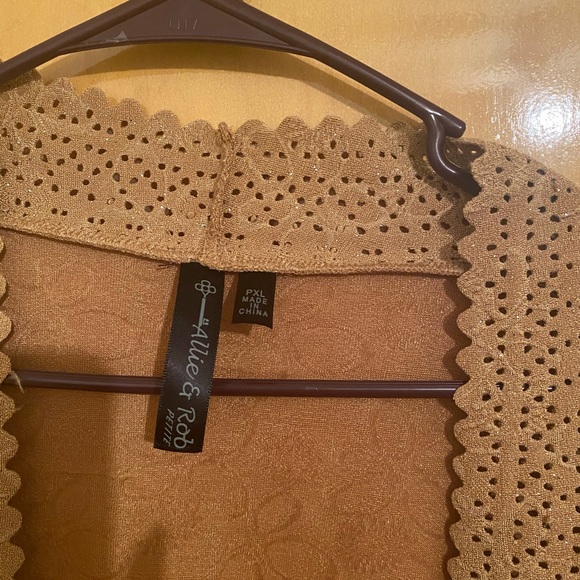 Gold embroidered shirt - Picture 2 of 4